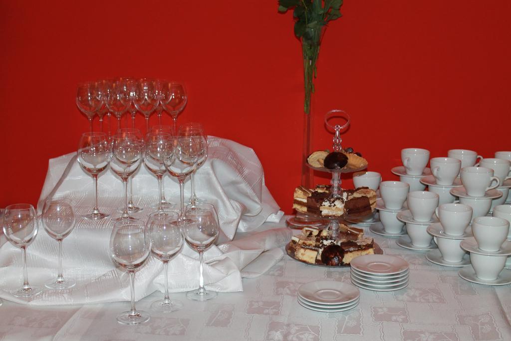 Hotel Kaprys Świdnik Kültér fotó